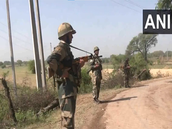 ani_digital's tweet photo. Security heightened in Jammu's RS Pura sector after foiled infiltration bid
Read @ANI | Story https://t.co/JC6aF8Sx2K
#Infilteration #BSF #Jammu https://t.co/af1U0rioLp