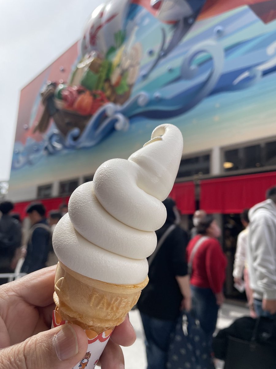 大阪・関西万博の食のパビリオンへ。NISSEIの売り場で1970バニラの