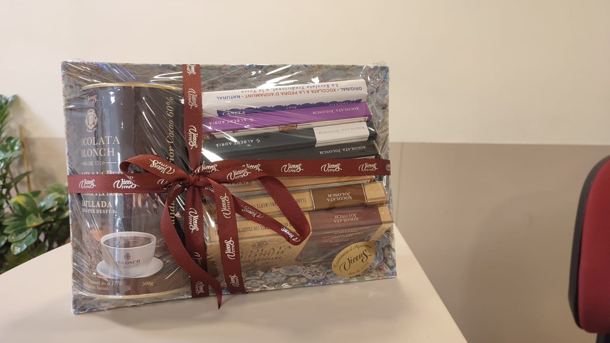 🍫 Sí, ha arribat aquell moment dolç que tots esteu esperant...el sorteig del lot de Xocolata Jolonch de @torronsvicens!!!

➡️ Per optar-hi, només heu de seguir i fer RT d'aquesta publicació. Recordeu que tenim de temps fins a les 8 del matí. Sort a tothom! #JolonchJolonch