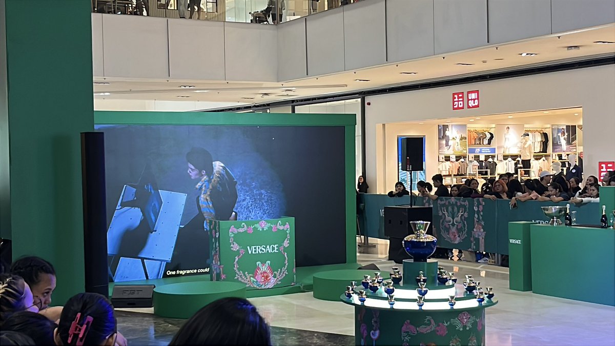 itskenferrer's tweet photo. 𝗟𝗢𝗢𝗞: The Wait Is Over! Were Finally Here at  Versace Fragrance Summer event to see Pond Naravit!
#ppnaravit
#VersaceFragrances
#PondxVersaceFragrancesPH https://t.co/UqzmHFmJiq