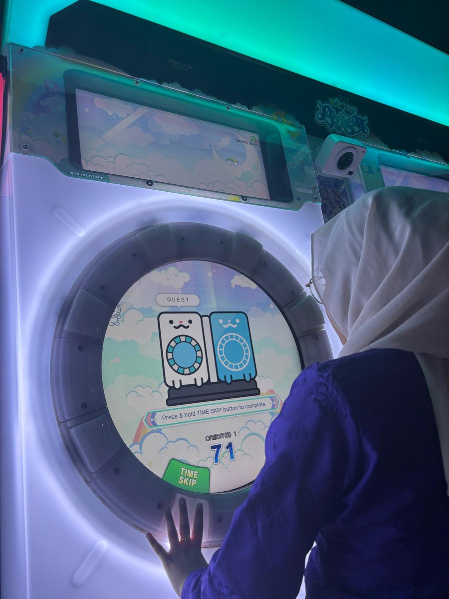 skyealfa's tweet photo. I couldn't travel to meet my extended family for Eid, so I dragged my bestie to a nearby(?) arcade https://t.co/hUXD1JtFUY