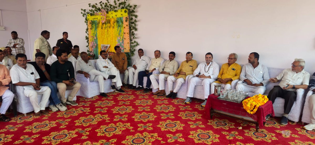 Siddh_vindhya's tweet photo. मनगवां विधानसभा के ग्राम आंबी में श्री नारायणकान्त तिवारी जी के 'सौभाग्यम श्री मैरिज गार्डन' का शुभारंभ कर शुभकामनाएं प्रेषित की।
मैं आपके नवनिर्मित विवाह घर के उज्जवल भविष्य की कामना करता हूं ।
#Siddharth_Tiwari_Raj #Mangawan https://t.co/Jz1YcBBrMq