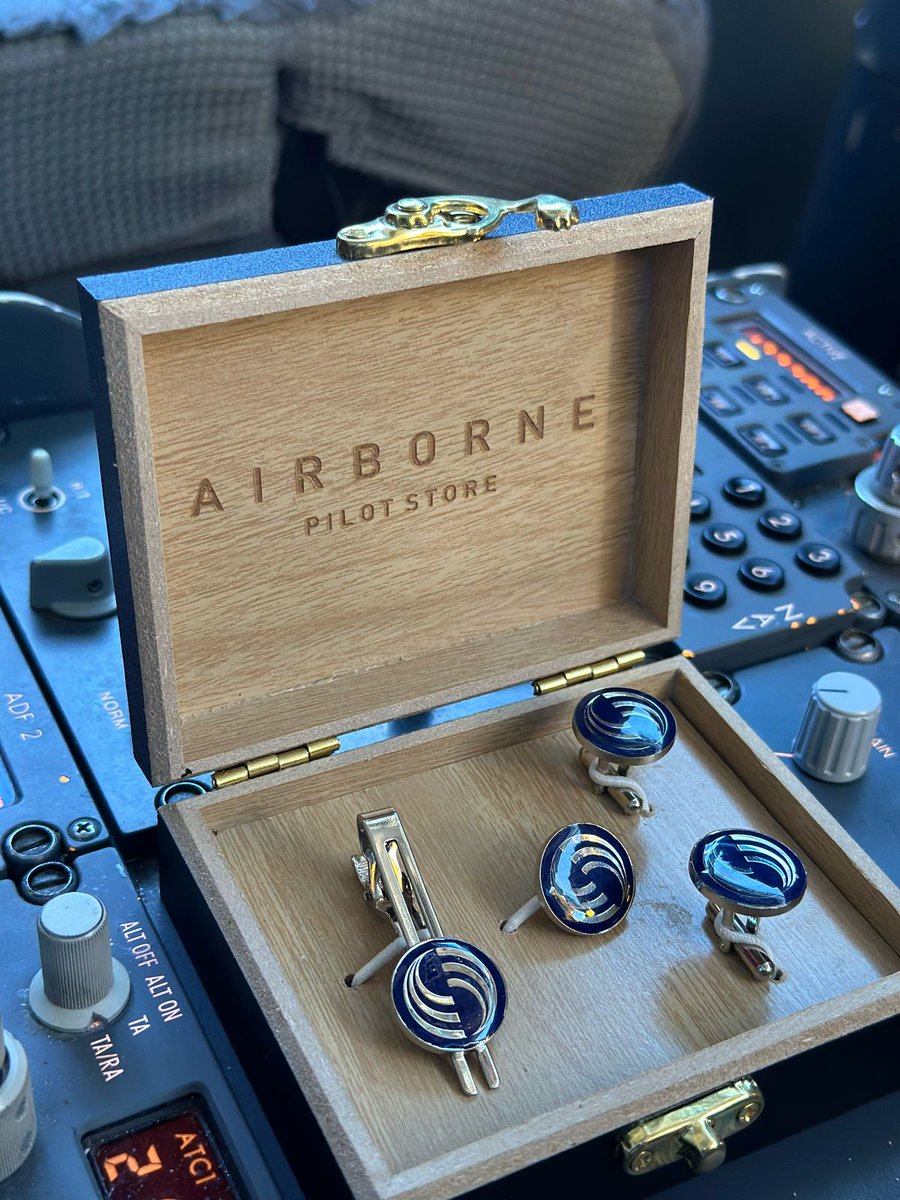 airborne_store's tweet photo. Premium Airbus Pilot Gift Set - consisting of one Tiepin, one Lapel Pin and a set of Cufflinks encased in a premium wooden box with Airborne Pilot Store branding.

Please like and RT. Visit the website to order.

#pilotshop
#Airbus
#aviation 
#pilotgift https://t.co/rxscPuRbRm
