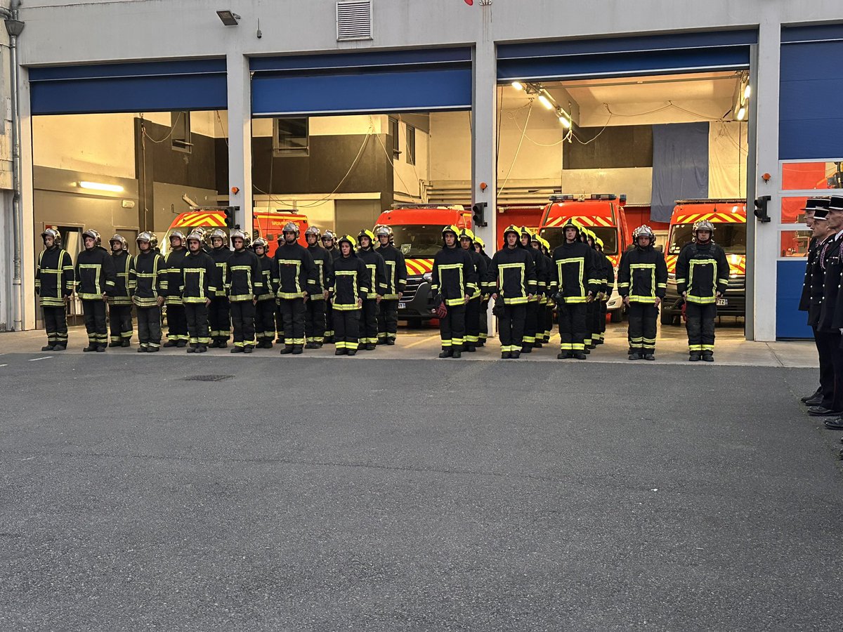 SDMIS69's tweet image. 🇫🇷Hommage annuel des SP SDMIS rendu au Lt Bernard PAULETTO, décédé en service commandé le 5 avril 2001, lors d’une explosion de gaz, rue Jubin, en présence de sa famille, du CG CLAVAUD, DDMSIS, et des personnels de la caserne de VILLEURBANNE LA DOUA.