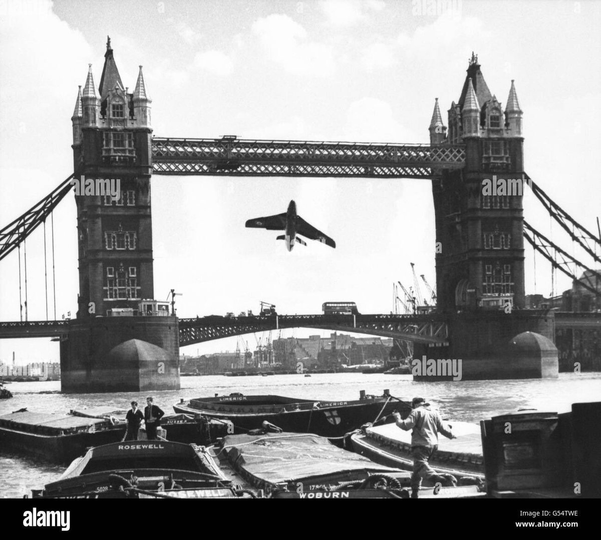 CcibChris's tweet image. 5 Apr 1968. F/L Al Pollock flies Hunter under Tower Bridge in protest at lack of celebration of 50th anniversary of formation of RAF. He also “visited” Houses of Parliament and several airfields including USAF. Arrested on landing!