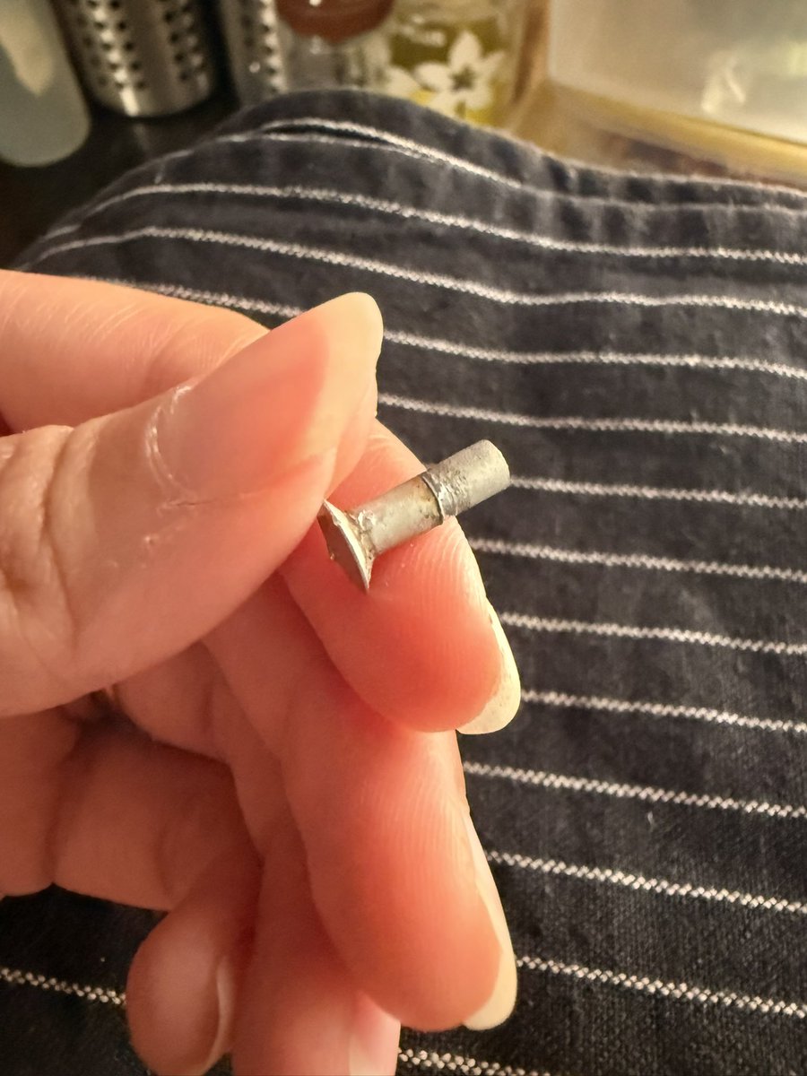sonyadiablo's tweet photo. Piece of metal found in my #sundrop #peanutbutter. Seems like quite the occurrence because I’m not the first one to experience this and doubt I’ll be the last. @fssaiindia @AtFoods @MoHFW_INDIA https://t.co/p0uBf8NLWl