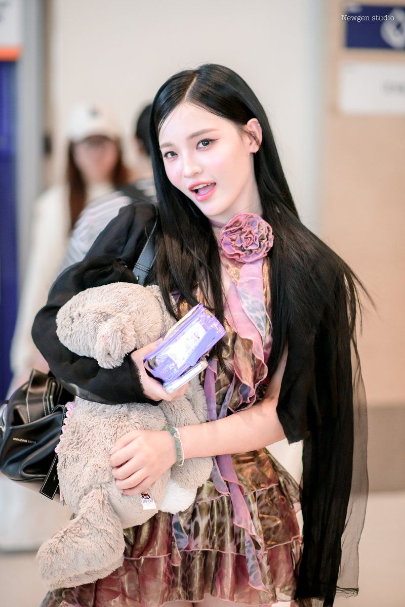 250404 你偷走了我的心。😘💜❄️
P.s.เกินต้าน เหยาลุคนี้สวยไม่ไหว 😍❤️‍🔥 (1/2)

GEN1ES 1st ANV Debut 
#Xueyao #Gen1es #NewgenstudioG1 #TofuPOPRadioxGen1es