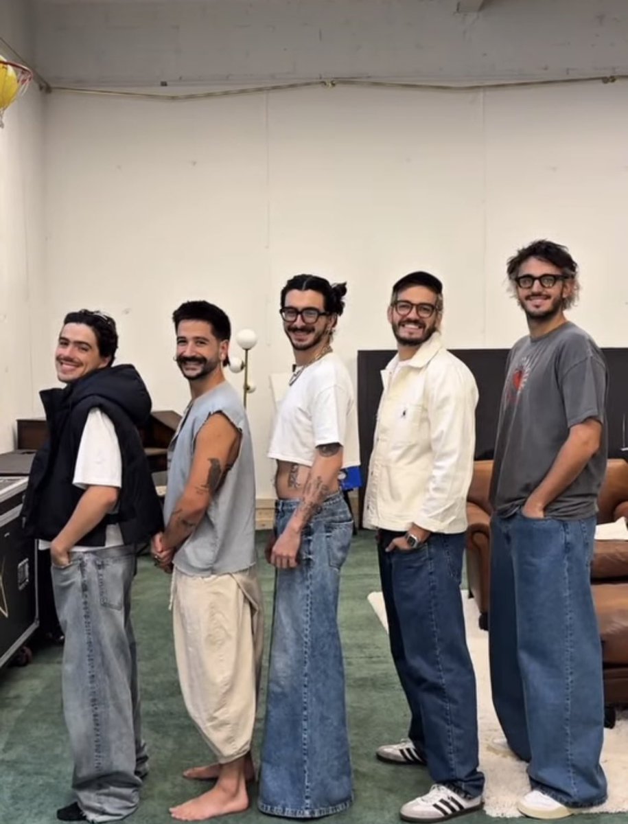 QUE ALGUIEN LE DIGA A SIMON DONDE COMPRO ESOS PANTALONES, SON INCREÍBLES