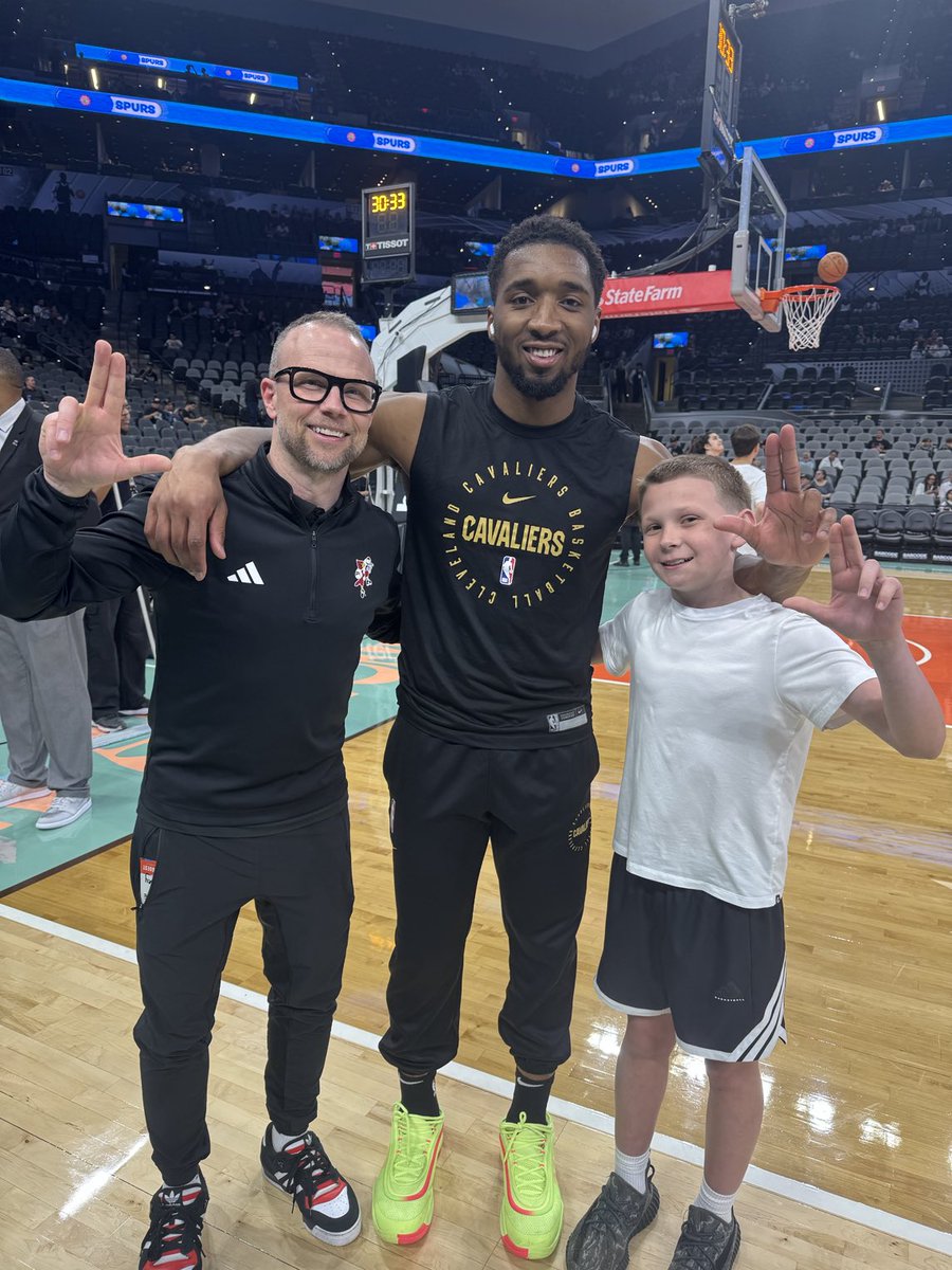 Pat Kelsey (@patkelsey) on Twitter photo Huge thanks to future Hall of Famer and <a href="/LouisvilleMBB/">Louisville Men's Basketball</a> legend <a href="/spidadmitchell/">Donovan Mitchell</a> for making our night. Such a world class person. Go Cards. Huge thanks to future Hall of Famer and <a href="/LouisvilleMBB/">Louisville Men's Basketball</a> legend <a href="/spidadmitchell/">Donovan Mitchell</a> for making our night. Such a world class person. Go Cards.