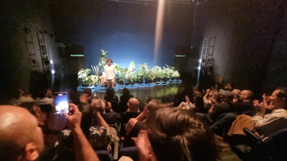 centroGAM's tweet photo. Rodeado de plantas y un público vibrante, Freddy Araya se luce en el estreno de #Póstuma, obra de teatro que reflexiona sobre la vida y la muerte. Funciones desde mañana ✨️🌿 https://t.co/6vS2V2ihMv