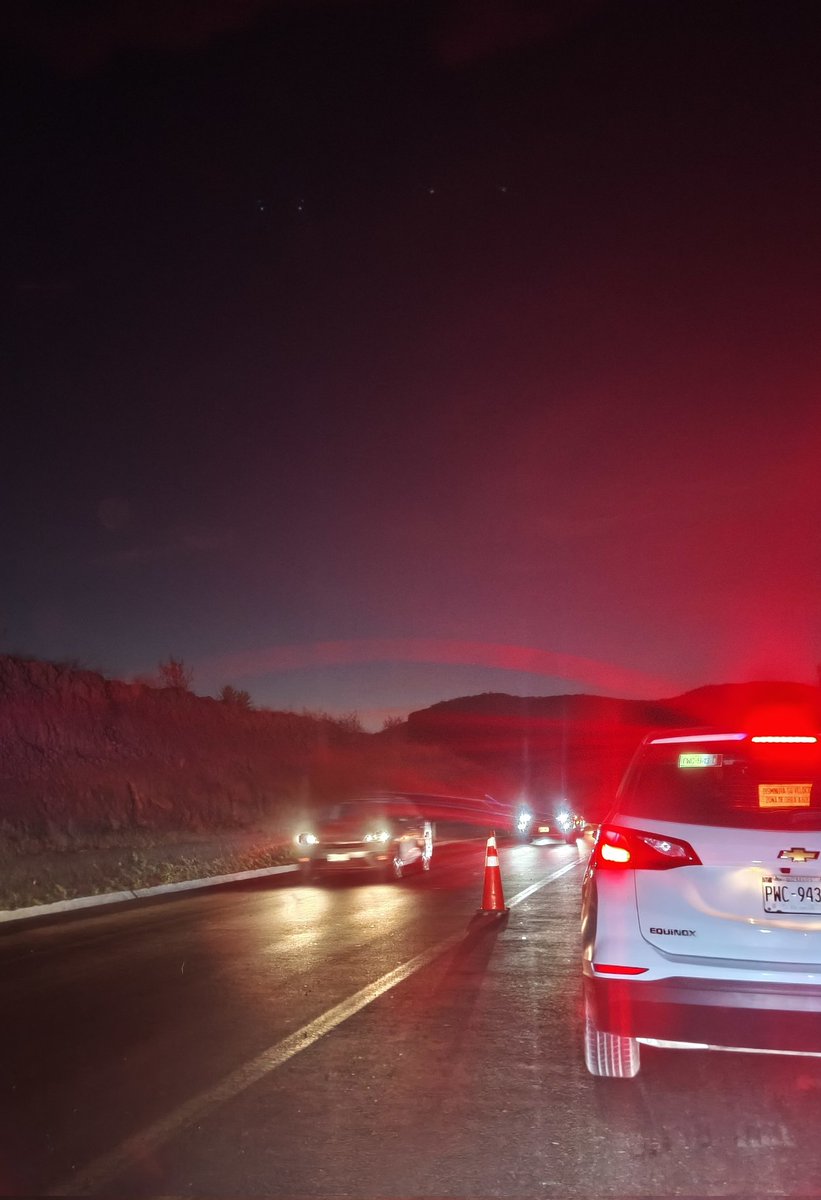 PueblaEventos's tweet photo. Asaltos en la autopista #SigloXXI, rumbo a #Atlixco parado el tráfico aprovecharon para asaltar vehículos, a la altura de Casas Geo #Pinfra @armentapuebla_ @AriadnaAyala https://t.co/AAzjzxBz2e