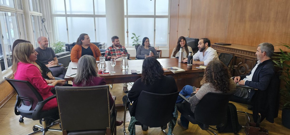 Hoy con parte del equipo de <a href="/midesuy/">Ministerio de Desarrollo Social</a> recibimos a <a href="/Pablocagg/">Pablo Caggiani</a> <a href="/carolinapallas/">carolina pallas</a> y <a href="/elbia1/">Elbia Pereira</a>, integrantes del Consejo Directivo Central de <a href="/ANEP_Uruguay/">ANEP</a>. Muchos desafíos compartidos y ganas de trabajar juntos en cada rincón del país.