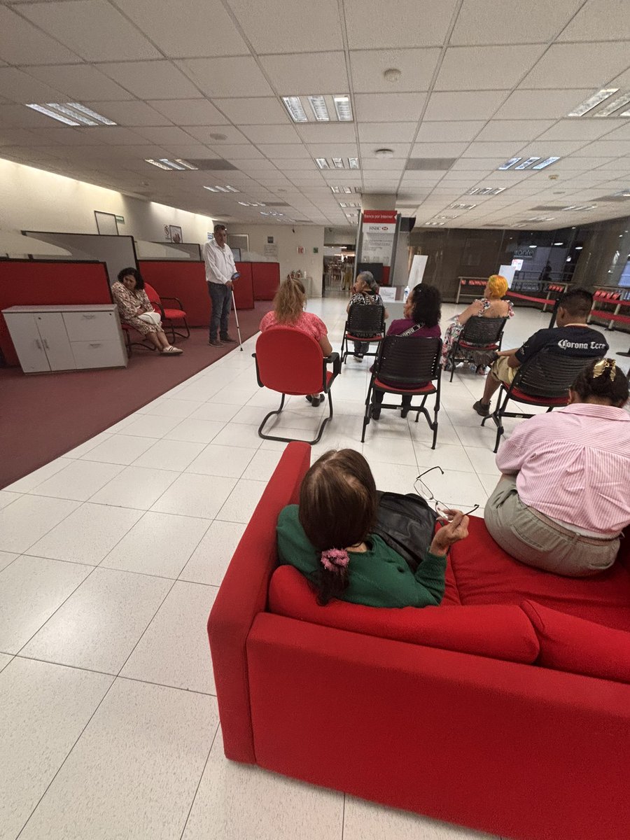 Es un verdadero martirio cada vez que tengo que ir a Atención a Clientes en <a href="/HSBC_MX/">HSBC México</a>. Hoy me tarde más de hora y media. Así se veía, 9 personas en espera y solo dos ejecutivos.