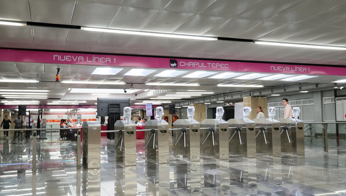 ClaraBrugadaM's tweet photo. Realizamos un recorrido de supervisión de obra  de la Línea 1 del Metro, del tramo Cuauhtémoc-Chapultepec hacia Juanacatlán.

Me acompañaron los titulares del @MetroCDMX, @GCalderon_Metro; de @LaSEMOVI, @HectorUlisesGN; @Finanzas_CDMX, @JPDeBotton, del consorcio @CRRC_global, entre otras personas. 

Nuestra prioridad es entregar una línea segura y totalmente renovada en favor de las y los capitalinos.