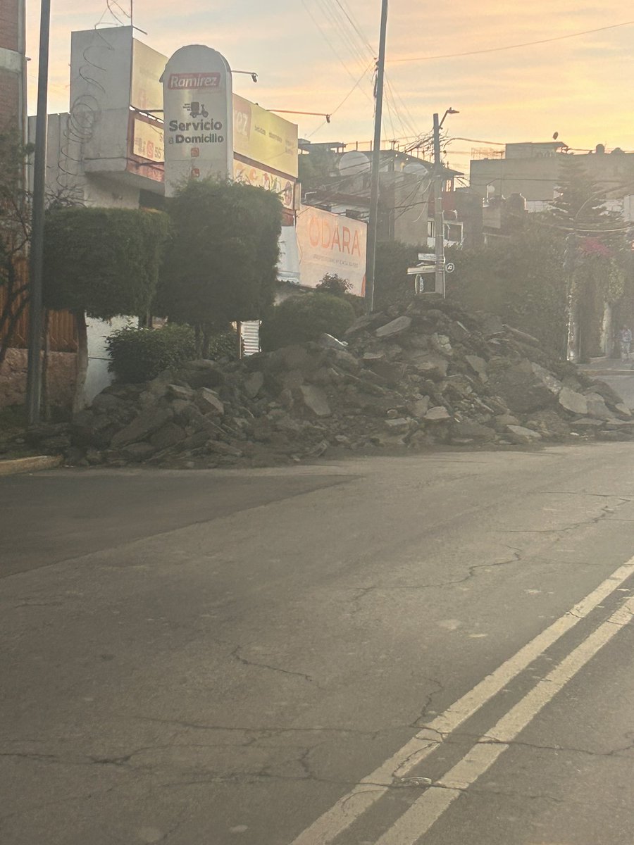 Daredoc_'s tweet image. Qué es esto?!!! Así lo dejaron y solo causan tráfico @PORLASAGUILAS @AlcaldiaAO