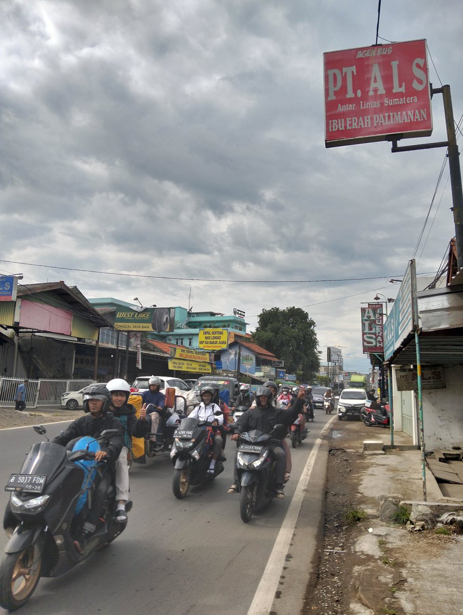 Arus lalu lintas di jalur arteri Palimanan menuju Jakarta dipadati pemudik yang balik ke Jakarta, Sabtu (5/4/2025) pagi pukul 08.40
#mudik #balik #lebaran