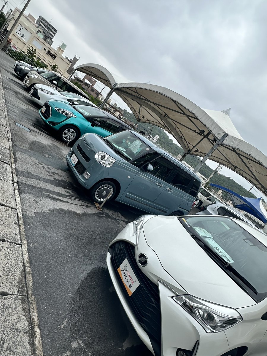 T_kokuba's tweet photo. 国場店は毎週金曜日の夕方落ち着いた頃から、展示場の中古車の拭きあげをを行ってます☝️
いつでもキレイな状態でお客様にお見せできるよう頑張ります💪
上質な認定中古車も取り揃えておりますので、ぜひご来店の程お待ちしております🏃‍♂️
#沖縄トヨタ自動車
#トヨタウン国場店 https://t.co/tDGqhocveo