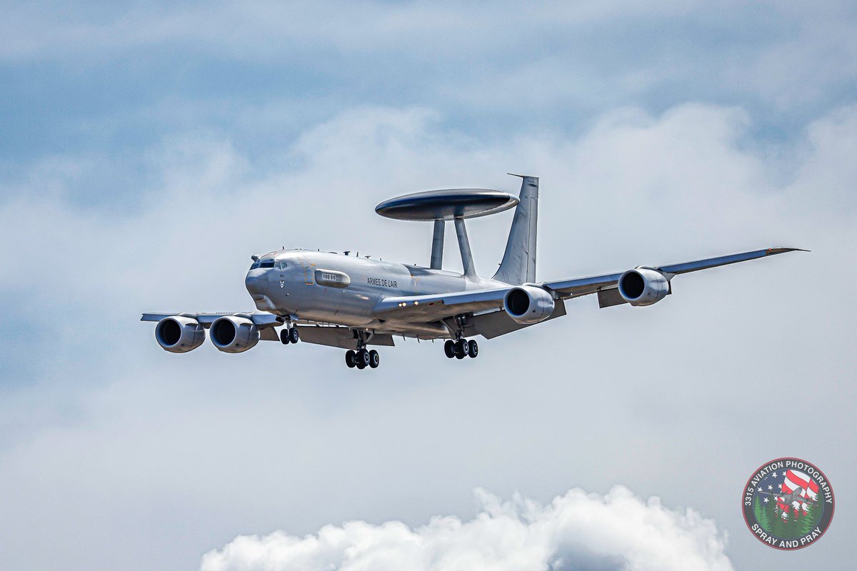 3315Aviation's tweet image. The Arnee De L’air came to @FlyBGR for some whoopie pies, lobster rolls and fuel. It’s a travesty to not have the beauties rolling coal. #planegeek