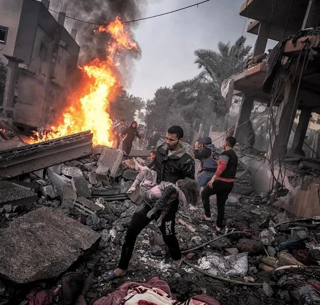 اللَّهُمَّ إِنَّ الأَرْضَ أَرْضُكَ، وَالجُنْدَ جُنْدُكَ، وَالأَمْرَ أَمْرُكَ، وَأَنْتَ القَوِيُّ العَزِيزُ، فَانْصُرْهُم نَصْرًا عَزِيزًا مُؤَزَّرًا تَشْفِي بِهِ صُدُورَ قَوْمٍ مُؤْمِنِينَ.

#غزه_تحت_القصف