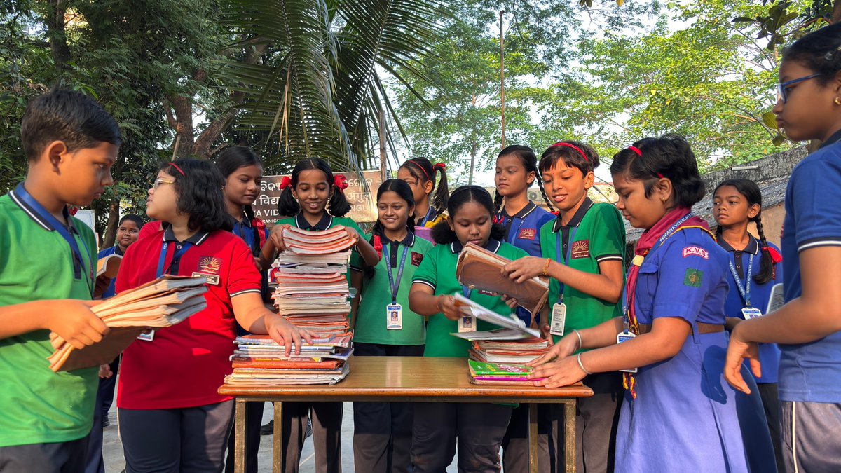 2_angul's tweet photo. Kendriya Vidyalaya No.2 Angul celebrated Pustak Uphar Diwas, where students donated previous class books to help future students, promoting sharing and sustainability. #kvs #pustakuphardiwas #kv2angul https://t.co/Q01JCCcGbI