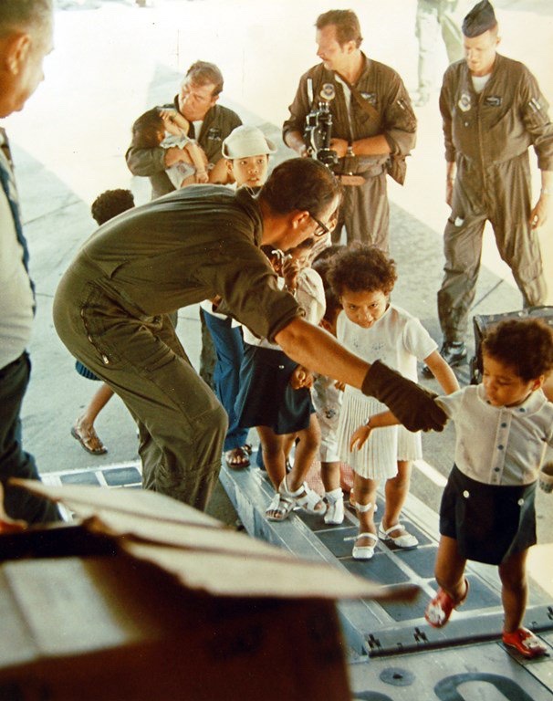 TammiMinoski's tweet image. #OTD 1975: During the collapse of South Vietnam, President Ford ordered the evacuation of Vietnamese children from Saigon in the face of a massive North Vietnamese offensive. #FallOfSaigon #ColdWarHist #OperationBabylift