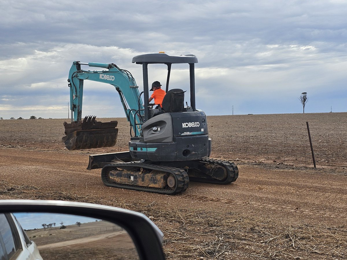 andrew_irv's tweet image. Reason 156 for having children- tracking excavator 5km on a windy shit day...