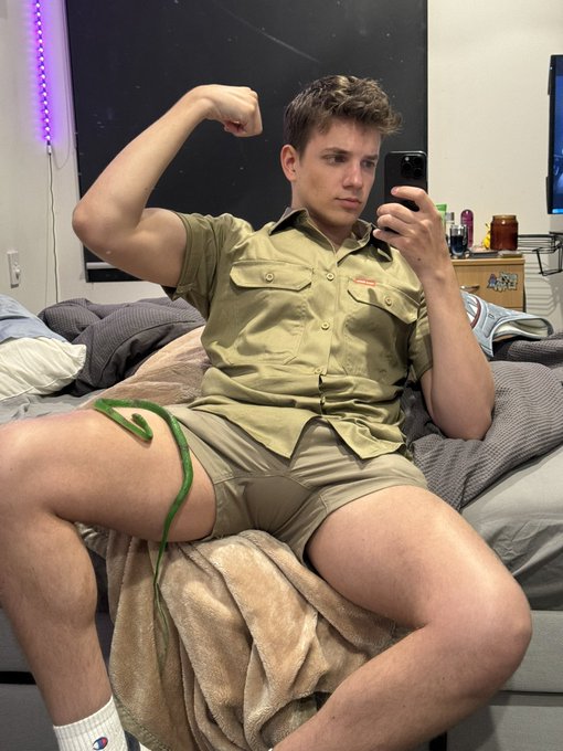 Watch Connor Peters's leaked NSFW photo on TwXstars