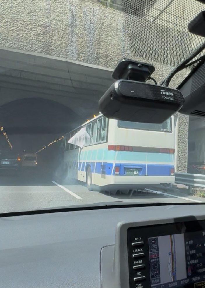 ykmr_o26's tweet photo. 中央道小仏トンネルでバスが事故ってて、危うく足止め喰らうところだった。 https://t.co/S0ZrlKxiGO