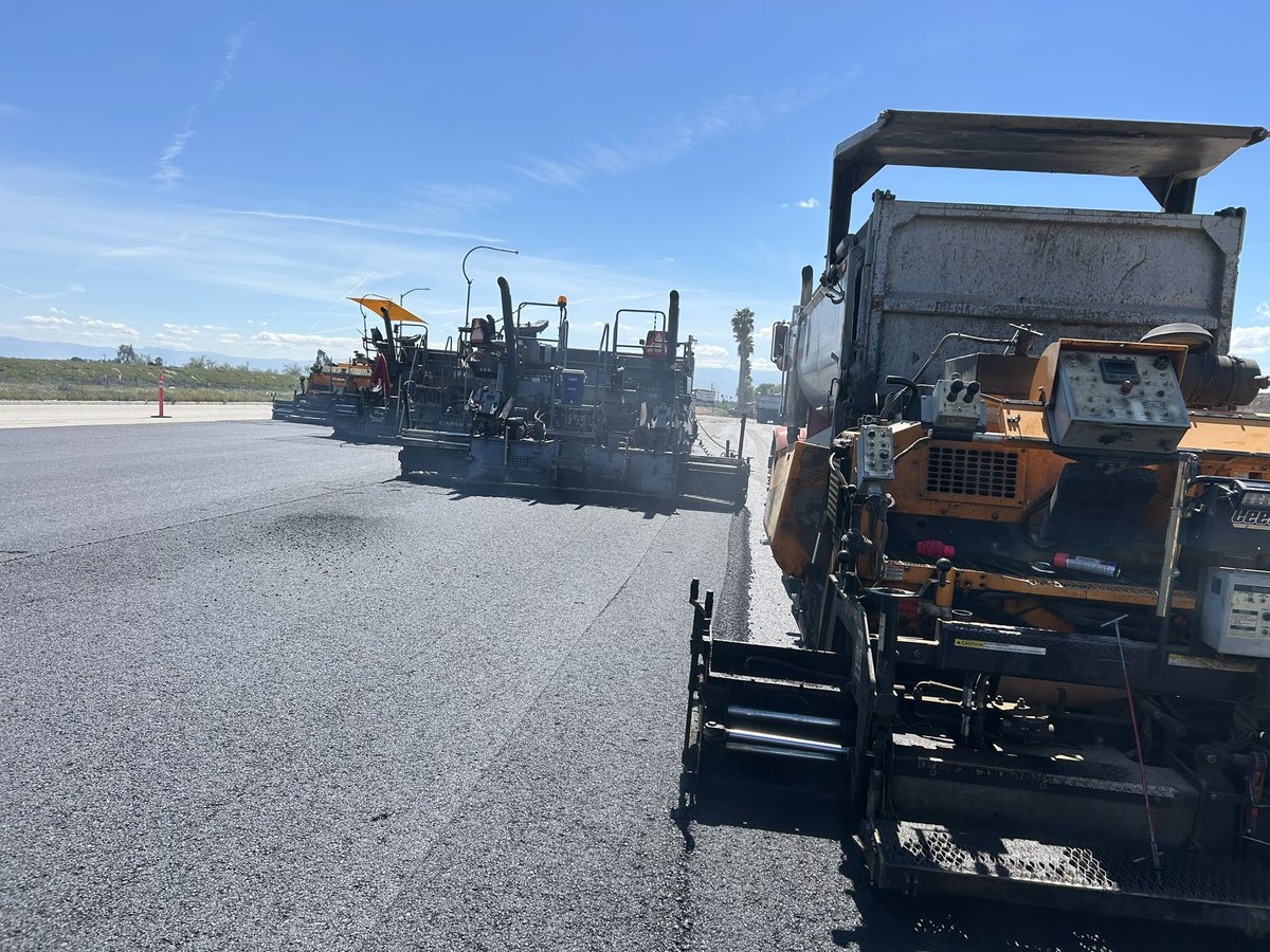dmelton98's tweet photo. That’s how we roll 4 wide. What lanelines when it’s all hot. @asphaltlife @leeboypavers @vogelepavers @hardwork https://t.co/k5KykGuJsf