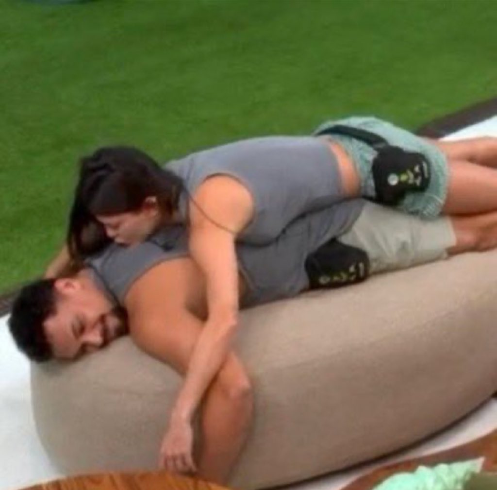 Vitoria não alisa não só deita em cima mesmo sendo casada #BBB25