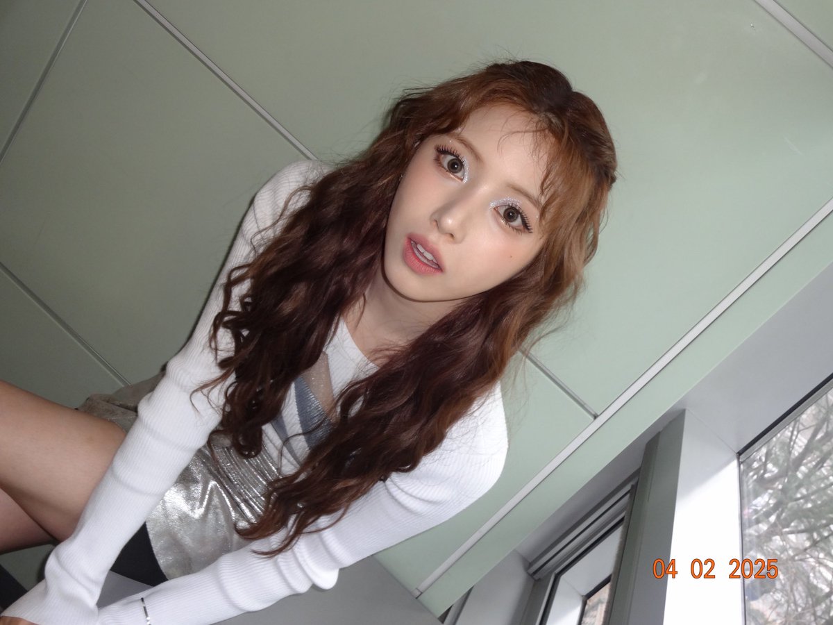 WE_NMIXX's tweet photo. 새로 산 디카📸💖

#NMIXX #엔믹스 
#지우 #JIWOO https://t.co/w2xOzQRPOM