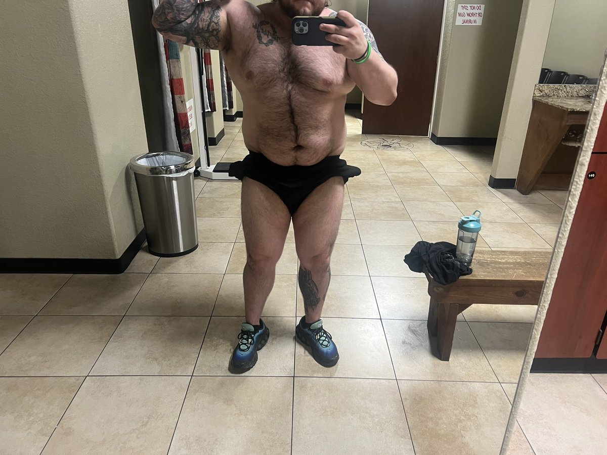 Just some body shots at the gym 
#Bear #gay #dadbod #hairy #chub #chubby #bi #nsfw #nsfwtwt #twitterafterdark