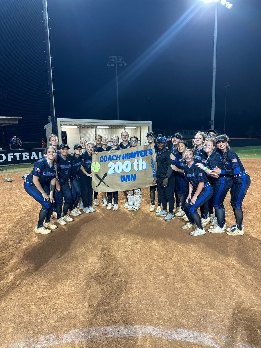 MaddieGreen2026's tweet photo. Congrats Coach Hunter on the 200th win!! @FwoodSoftball @CoachHunter2 https://t.co/VbnVuetkMh