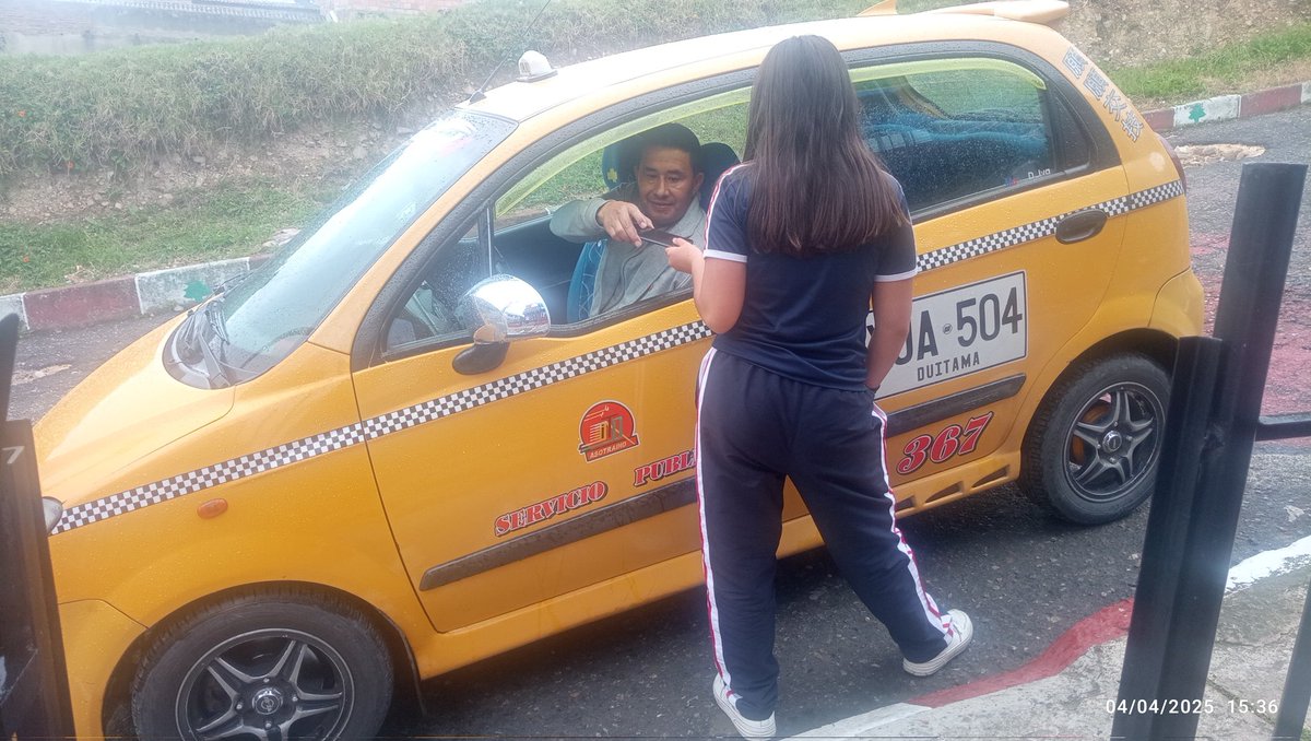 Hagamos famoso a este señor taxista, don Gregorio Granados del taxi 367 en #Duitama, a mi hijita pequeña se le quedó el celular dentro de su carro y sin problema alguno a la media hora estaba regresando el equipo a la puerta de mi casa

Aun hay esperanza

MÁS GENTE COMO ÉL 💪😊