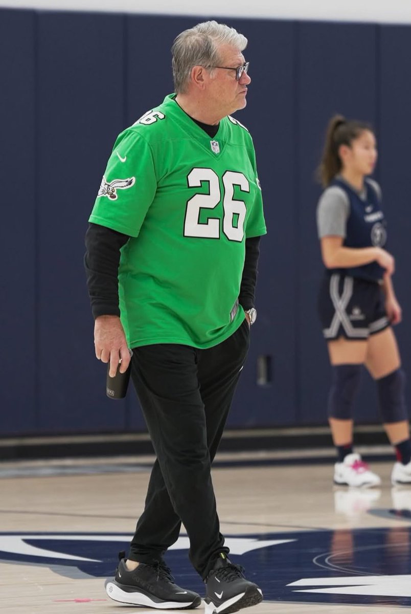 TerryFranconia's tweet photo. Dawn Staley vs Geno Auriemma https://t.co/cmmnENPekh