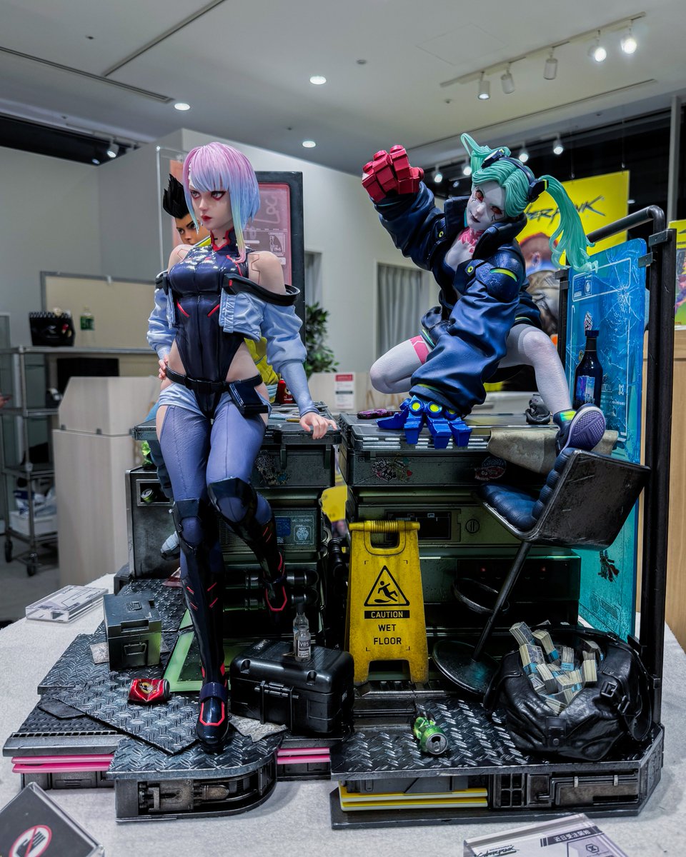 Prime1Studio's tweet photo. ＼💥展示情報💥／
 
虚飾と欲望がはびこる
近未来都市ナイトシティ――。
 
大人気アニメ
『サイバーパンク：エッジランナーズ』より
「ルーシー」「デイビッド」
「レベッカ」が揃って展示中‼
 
■展示場所
新宿マルイ アネックス 2F イベントスペース
 
■展示期間
2025年4月5日(土)～4月13日(日)
 
■ご予約はこちら
 https://t.co/PuLJEx7WUL
 
#サイバーパンクエッジランナーズ 
#Edgerunners #prime1studio