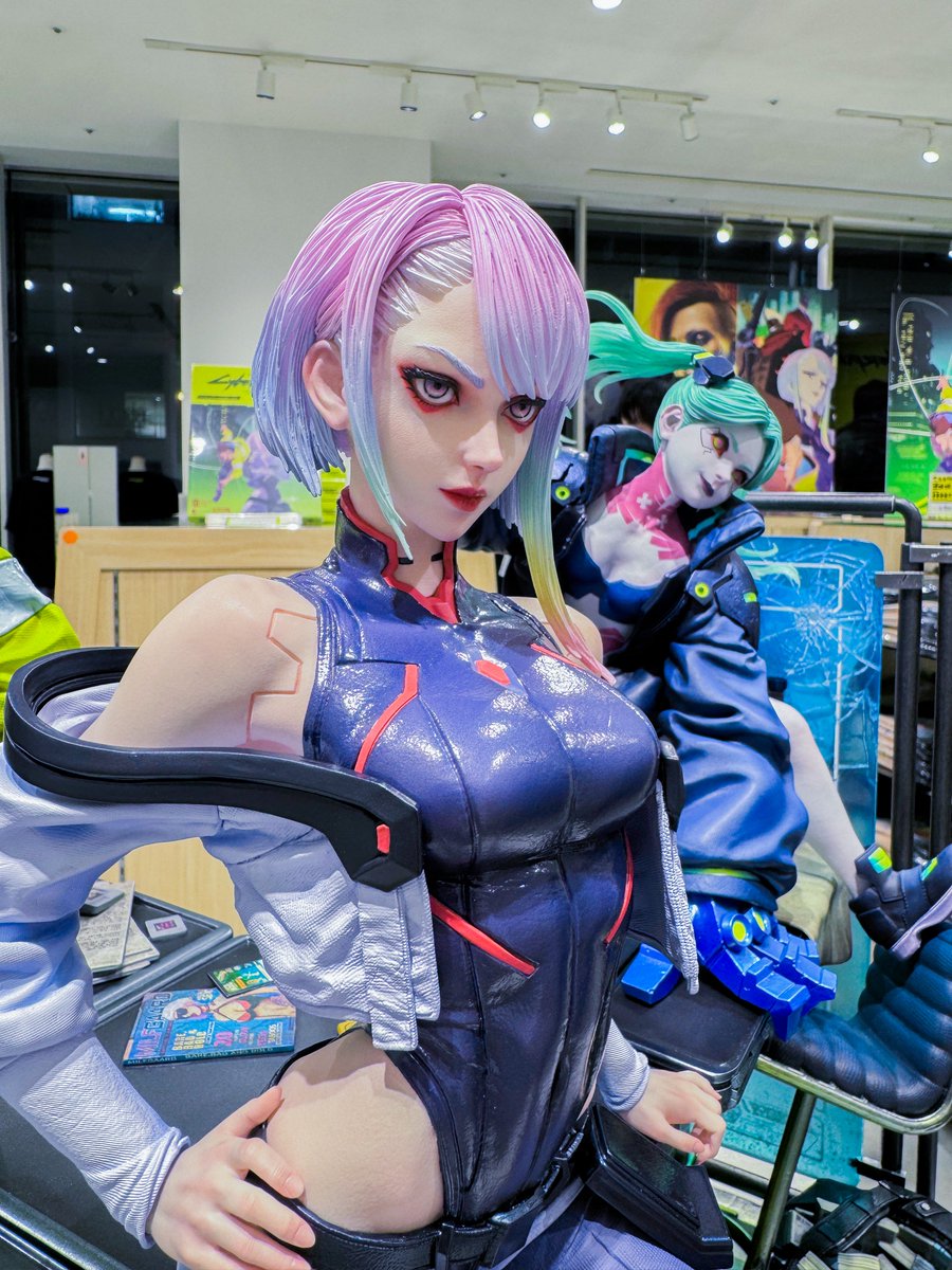 ＼💥展示情報💥／
 
虚飾と欲望がはびこる
近未来都市ナイトシティ――。
 
大人気アニメ
『サイバーパンク：エッジランナーズ』より
「ルーシー」「デイビッド」
「レベッカ」が揃って展示中‼
 
■展示場所
新宿マルイ アネックス 2F イベントスペース
 
■展示期間
2025年4月5日(土)～4月13日(日)