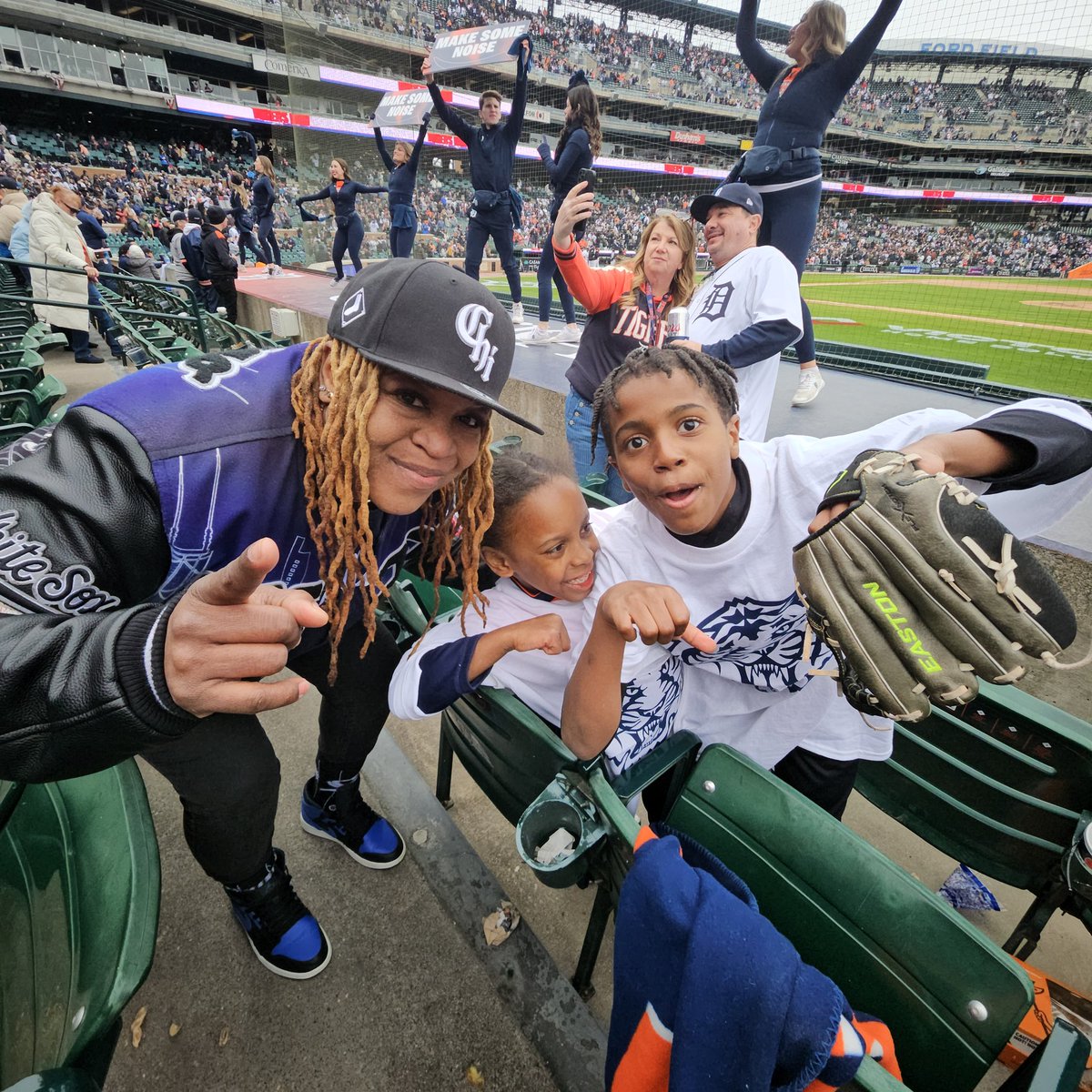 TheRealSoxChic's tweet image. Of course #SoxChic made lots of new friends in #Detriot at #WhiteSoxVsTigers #HomeOpener those 2 kids heckled all game just like #SoxChicTheArtofHeckling