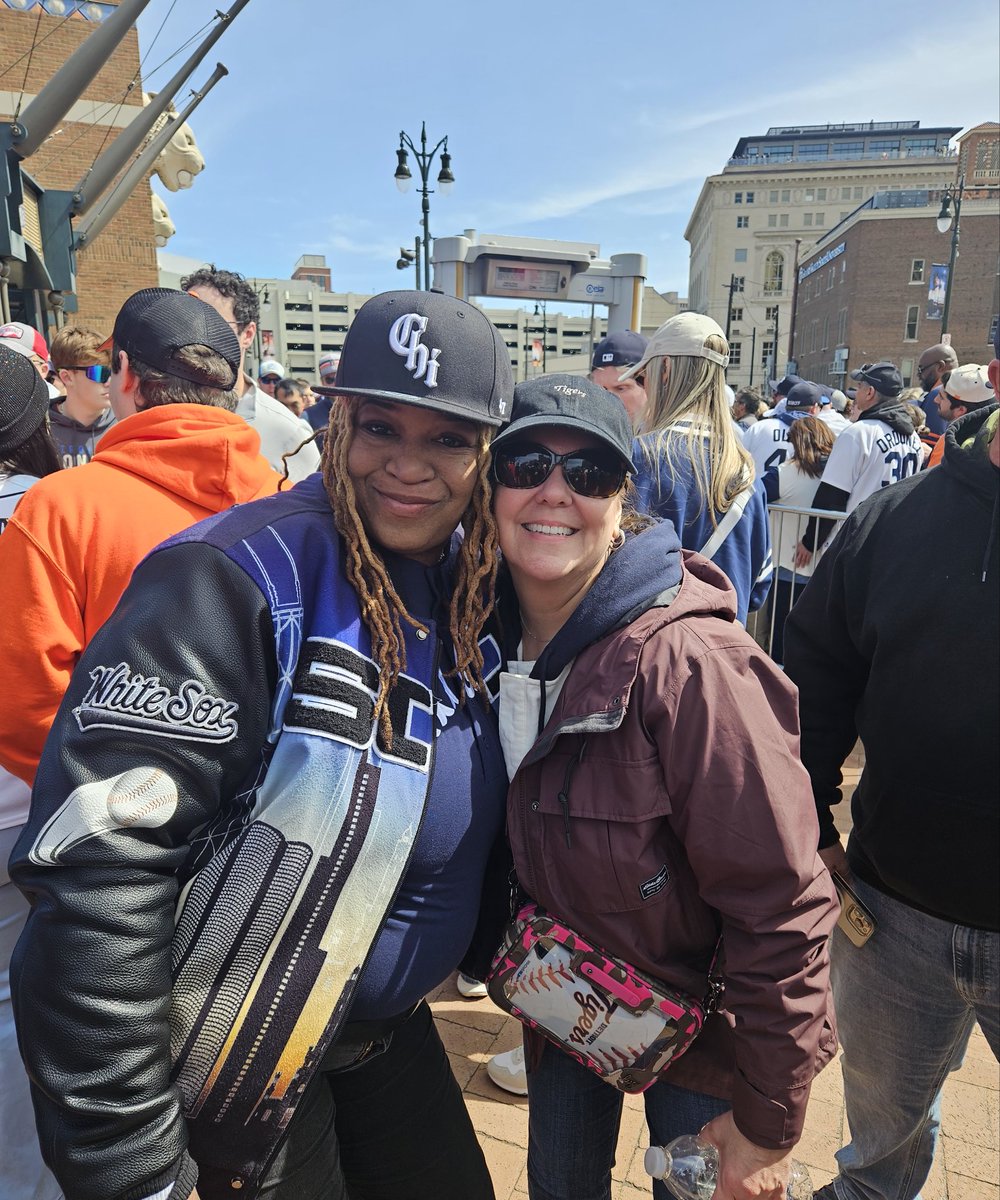 TheRealSoxChic's tweet image. Of course #SoxChic made lots of new friends in #Detriot at #WhiteSoxVsTigers #HomeOpener those 2 kids heckled all game just like #SoxChicTheArtofHeckling