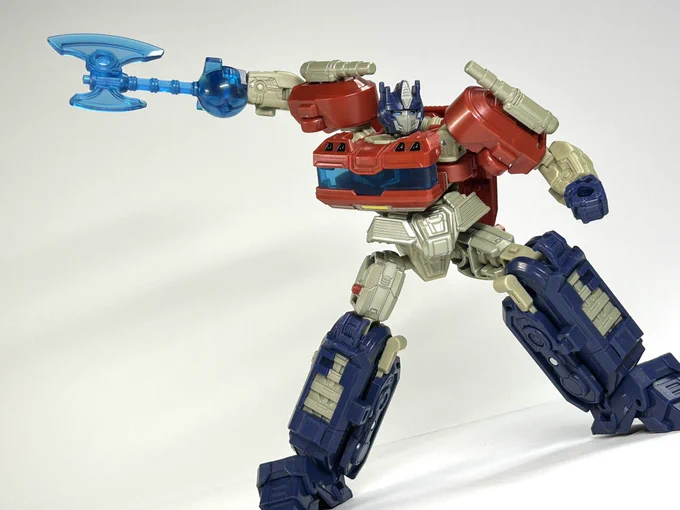 スタジオシリーズ オプティマスプライム(ONE)Prime Videoで久々にトランスフォーマーONE見た勢いで買ってしまった!!映画見直して玩具をすぐ注文できてすぐ届くという現代は本当に素晴らしい。シリーズの顔たる総司令官というだけあって造形も可動範囲も付属品も申し分なし!いい買い物だ・・・ 
