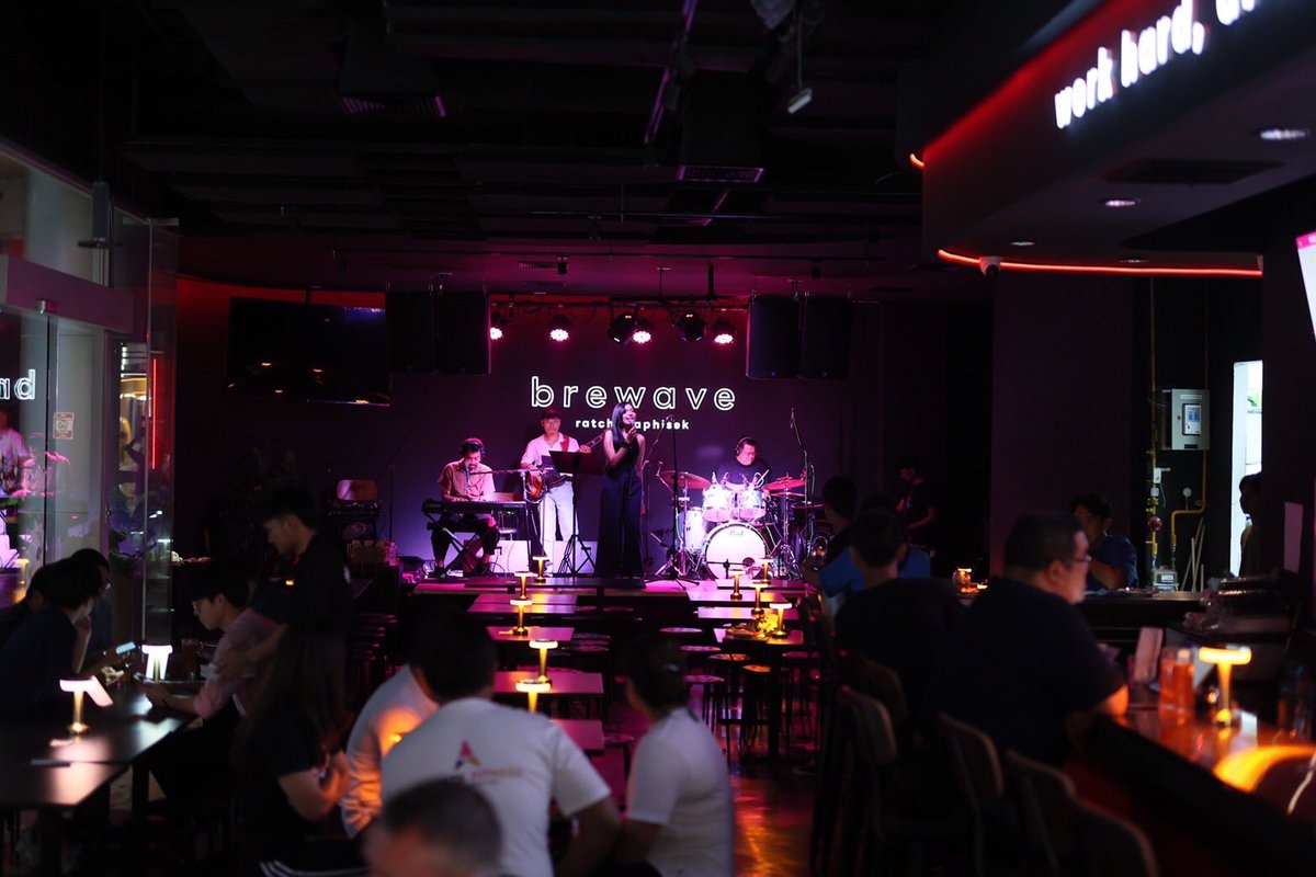 epnewsonline's tweet image. #EPNEWS Design Village Ratchada (ดีไซน์วิลเลจ รัชดา) ทำถึง !!
ผนึก BREWAVE   อัปความสุขกลุ่มคนทำงานแบบจัดเต็ม ค่ำคืนวันศุกร์   FRIYAY ! NIGHT พาเหรดคนดังสายบันเทิงตอกย้ำความสนุกสุดขั้ว คึกคักในย่านรัชดา  

#DesignVillage #FriYaYNight  #DesignVillageRatchada  #ดีไซน์วิลเลจรัชดา…