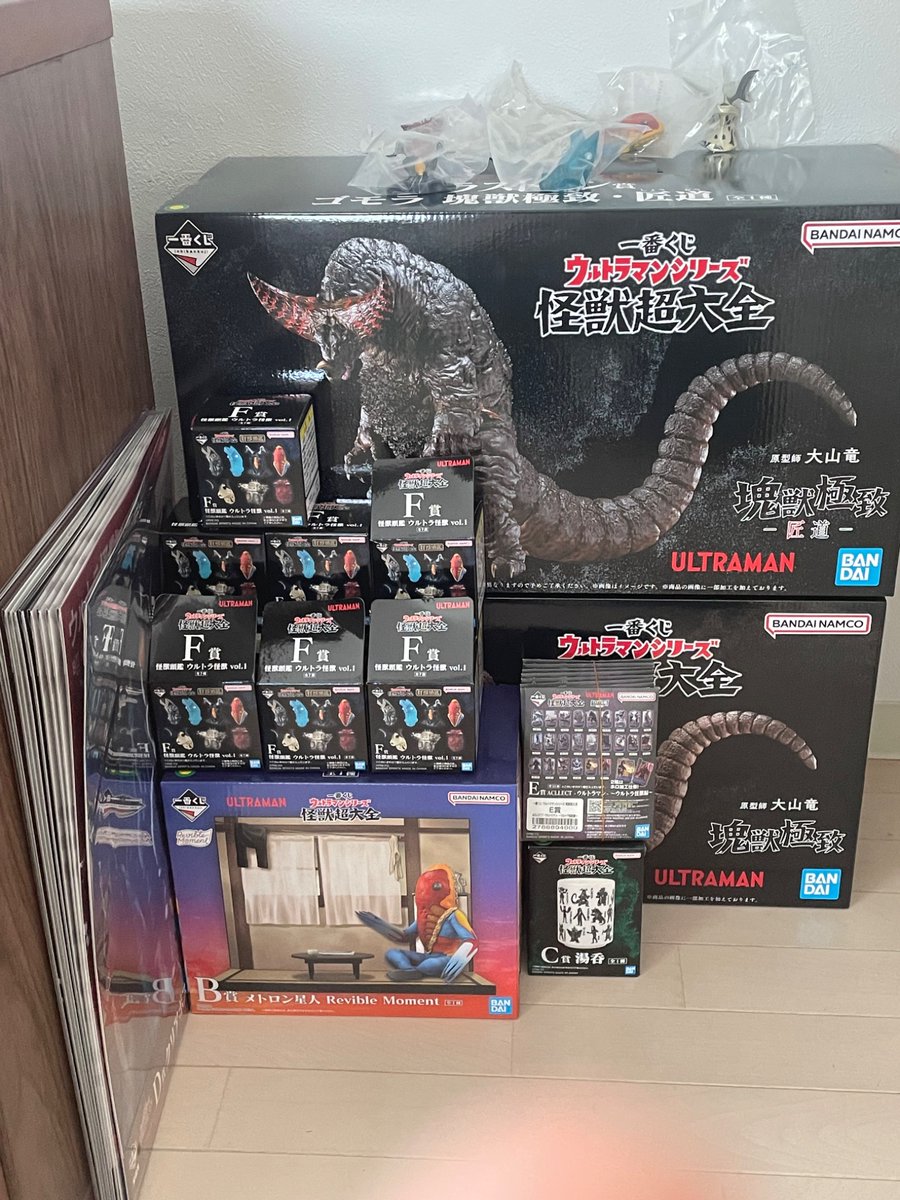 TOOHintegrate's tweet photo. 昨日届いた一番くじの戦利品。
今回、怪獣だけ？？
ダンナ、下位賞品開くたび、○○だ！と怪獣名叫んでた。
よく知ってるねーと言ったら、この頃の子供はみんな知ってるよと言われたが、同じ年齢なんだけど…。
ラストワンまでがんばったのはいいけど、これ家計で払うの？？

#一番くじ  #怪獣超大全 https://t.co/PHxlplMckX