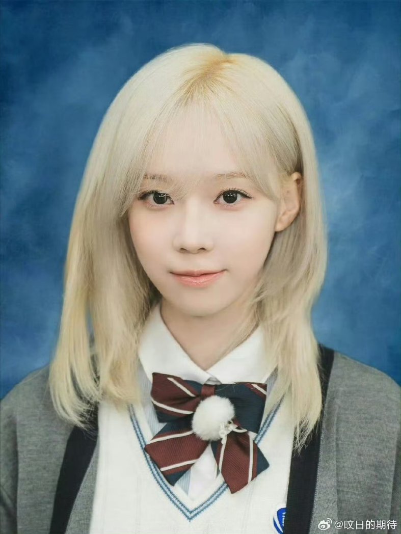 vvinterluvs's tweet image. JUNIOR                                           SENIOR