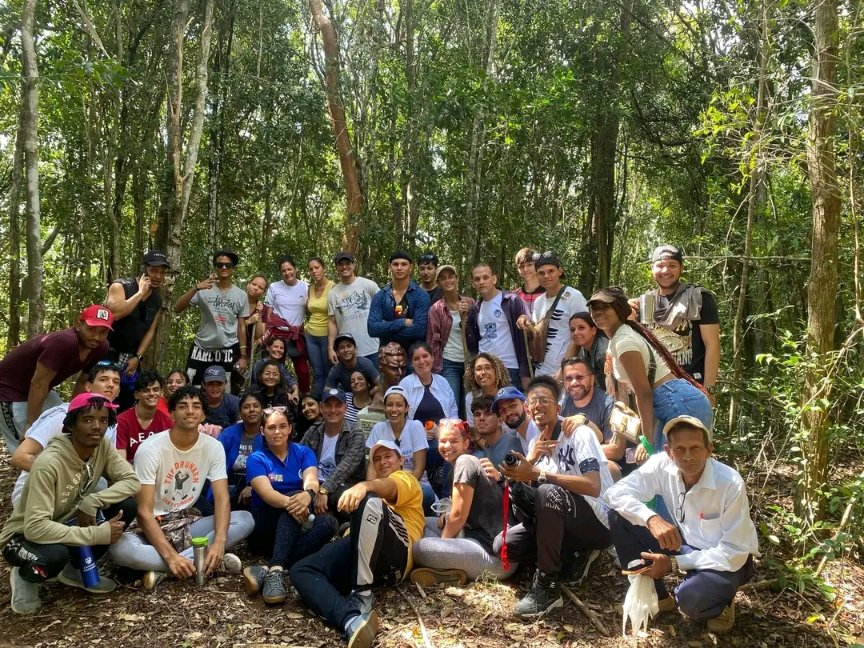 uc_camaguey's tweet photo. 🇨🇺El Comité de la @ujc_uc celebró su 63 aniversario con un ascenso al Mirador de Limones, segunda elevación más alta de #Camagüey. Cerca de 60 jóvenes trabajadores y estudiantes de la #UC llegaron hasta el busto de #Mella, para honrar su figura, paradigma para la #FEU y la #UJC. https://t.co/XTS0fYu7vL