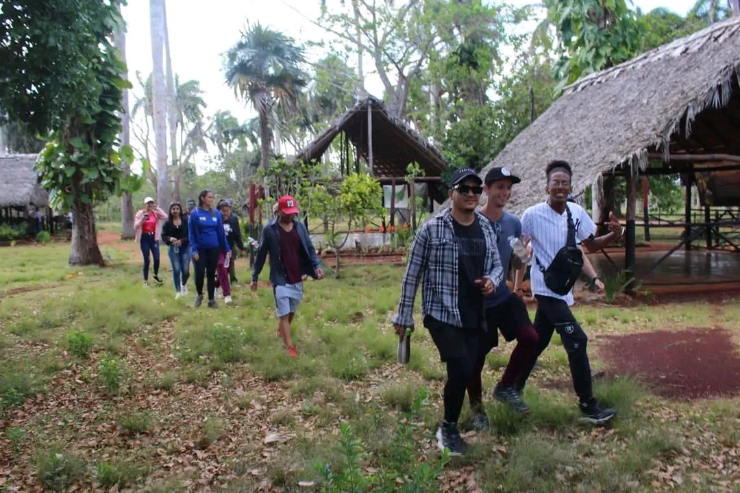 🇨🇺El Comité de la <a href="/ujc_uc/">UJC Universidad Camagüey 🇨🇺</a> celebró su 63 aniversario con un ascenso al Mirador de Limones, segunda elevación más alta de #Camagüey. Cerca de 60 jóvenes trabajadores y estudiantes de la #UC llegaron hasta el busto de #Mella, para honrar su figura, paradigma para la #FEU y la #UJC.