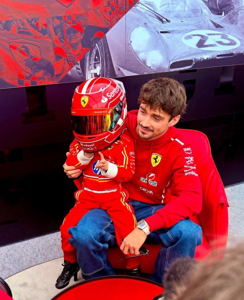 TinoCLeclerc's tweet photo. Leclerc con el mini Leclerc 😭 https://t.co/QOrrLEZGm2