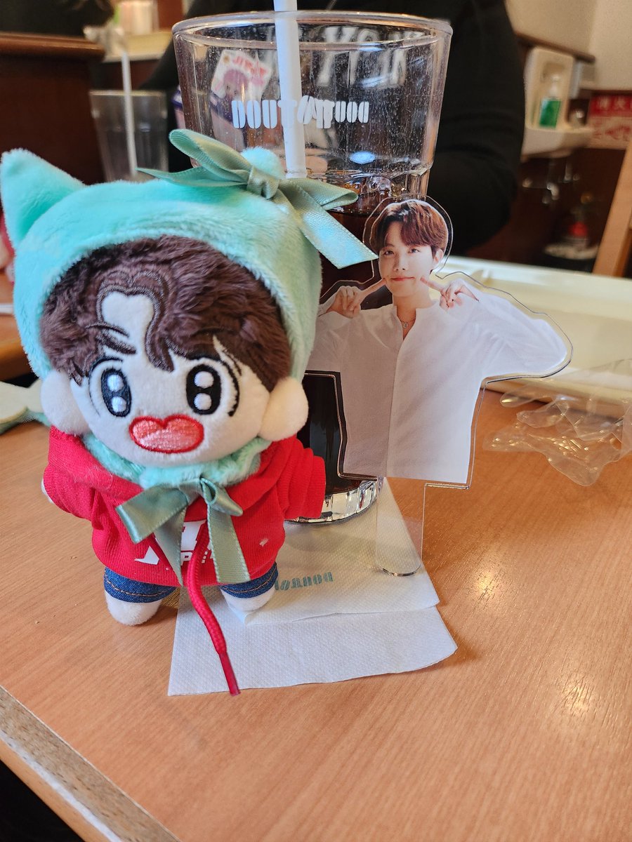 커피마시는중 ㅋㅋ
좀 쓰다!!  당당히 한국말로 주문하는데 고맙게도 한국 알바생분!!
저 깊은곳에서 감사합니다가 나옴!!
오사카 오늘 날씨 너무 좋음 ㅋ