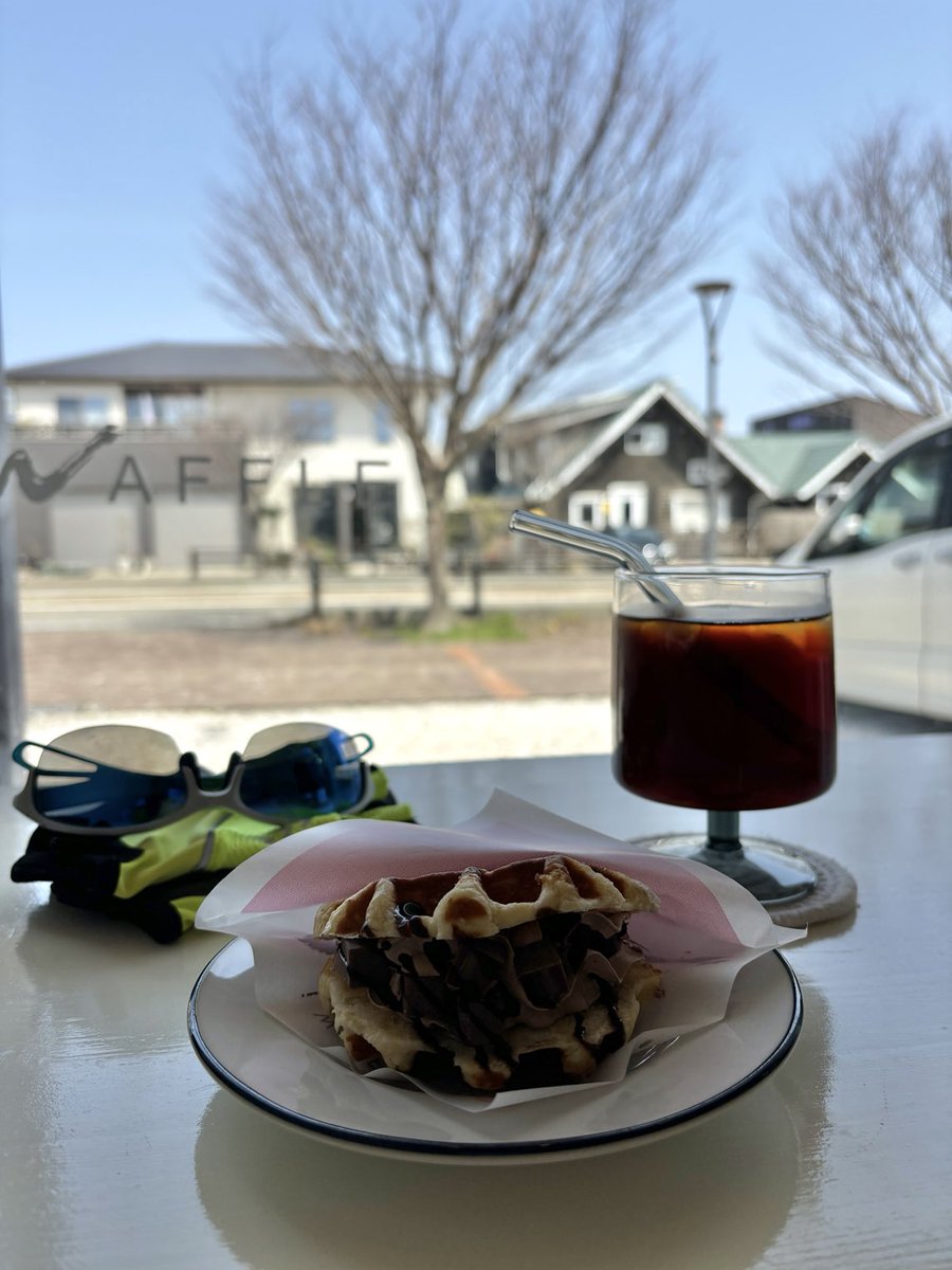 SkyPlayer_Akio's tweet photo. 24km走って白帆台のiWaffle cafeでワッフルを食べてひと休み。
最高の天気で、どこまでも走りたい(けど脚がついていかない)。 #iWaffle #白帆台 #自転車 https://t.co/6AmZR1bV1o