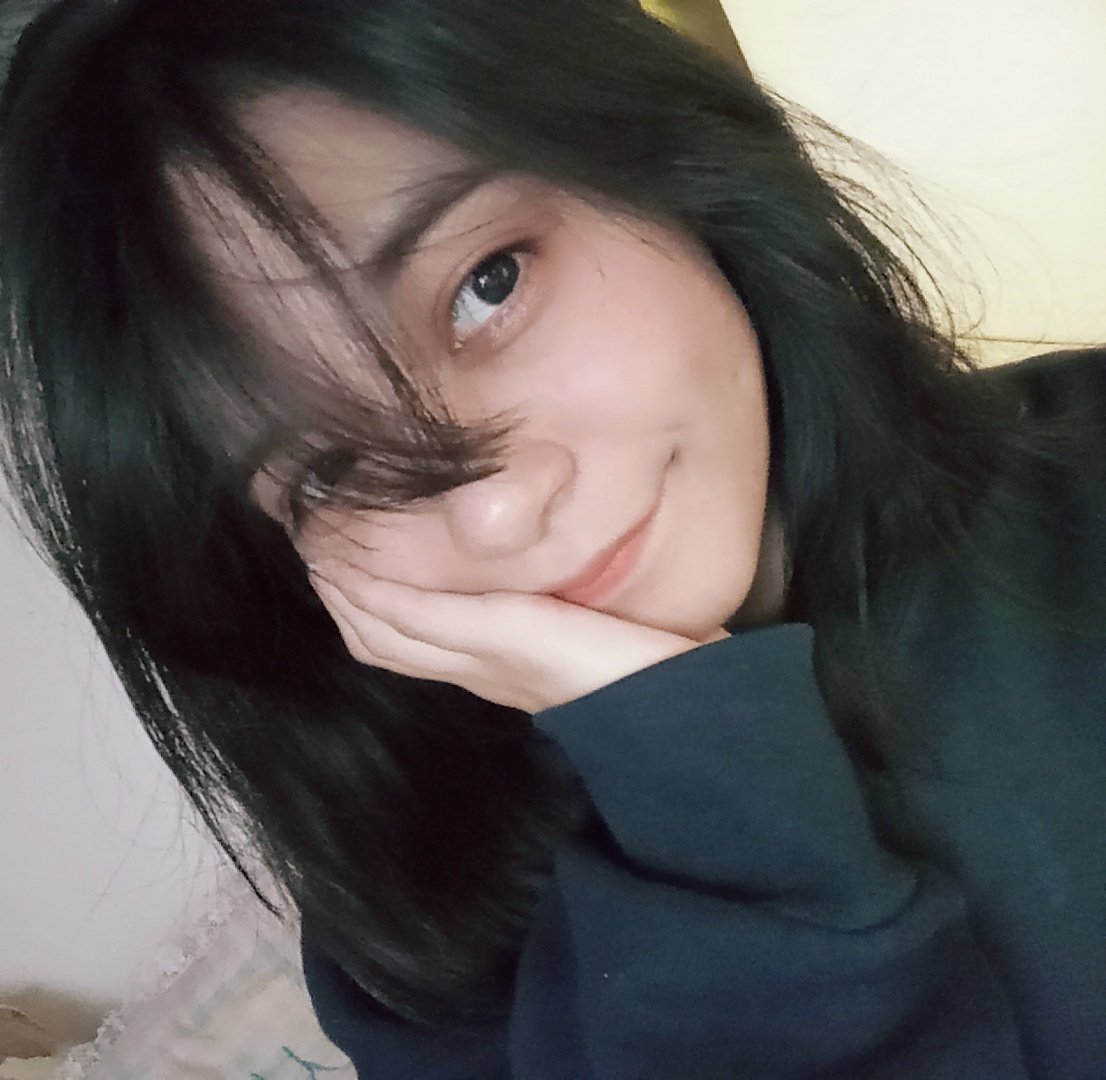 A ver, ahí les va, Hilo para pasar de tener la piel como Ferrero Rocher a limpiarse su carita sin presupuesto o con poco presupuesto
Les dejo mi antes (no se ve mucho pero esos son granos) y después, con menos cicatrices y la piel de mi tono natural xd