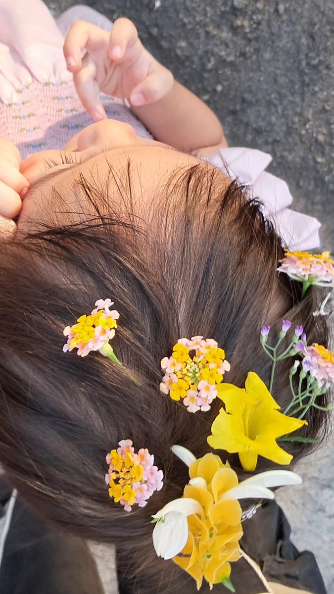 ada yg pamer jadi princess dengan mahkota bunga ✨️🌻😍